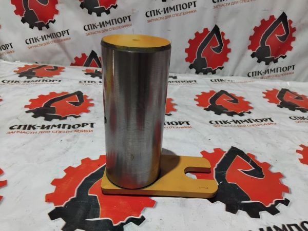 DG966-09900 Палец крепления цилиндра подъема стрелы к раме для фронтального погрузчика SHANTUI SL50W СПК-Импорт Фото-1